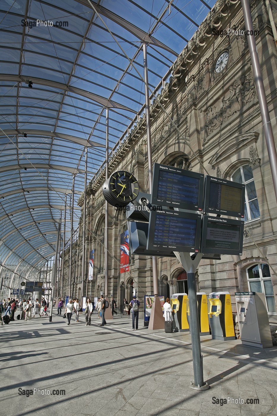 INTERIEUR DE LA VERRIERE APPOSEE DEVANT LA GARE DE STRASBOURG, STRASBOURG, FRANCE, EUROPE 