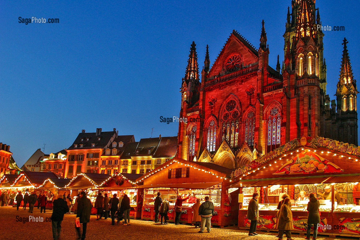 MARCHE DE NOEL DEVANT LE TEMPLE SAINT ETIENNE MULHOUSE, PLACE DE LA REUNION, HAUT-RHIN (68), ALSACE, FRANCE 