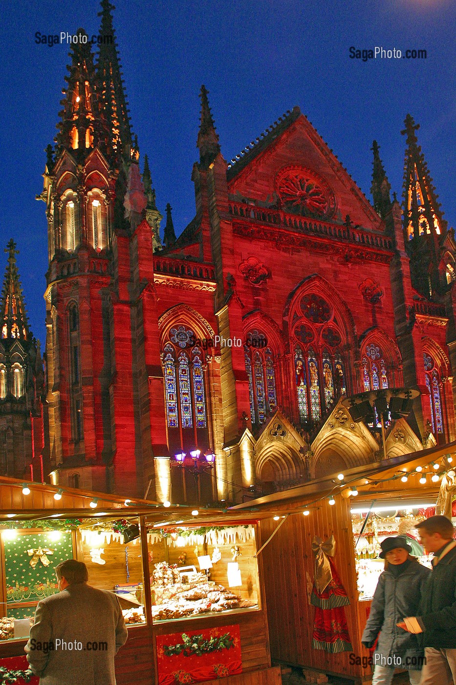 MARCHE DE NOEL DEVANT LE TEMPLE SAINT ETIENNE MULHOUSE, PLACE DE LA REUNION, HAUT-RHIN (68), ALSACE, FRANCE 