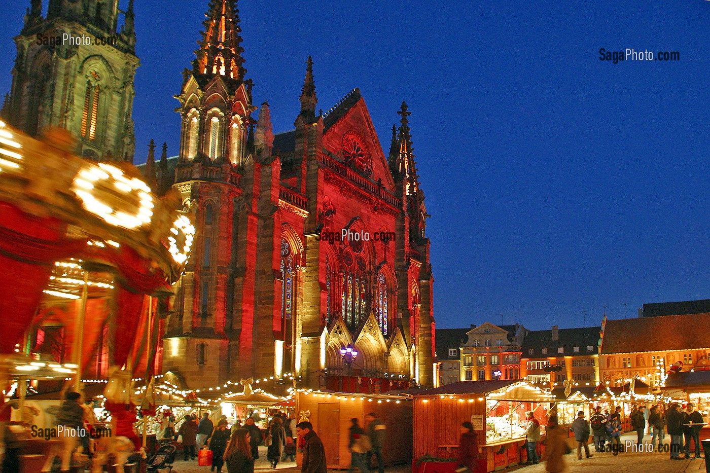 MARCHE DE NOEL DEVANT LE TEMPLE SAINT ETIENNE MULHOUSE, PLACE DE LA REUNION, HAUT-RHIN (68), ALSACE, FRANCE 