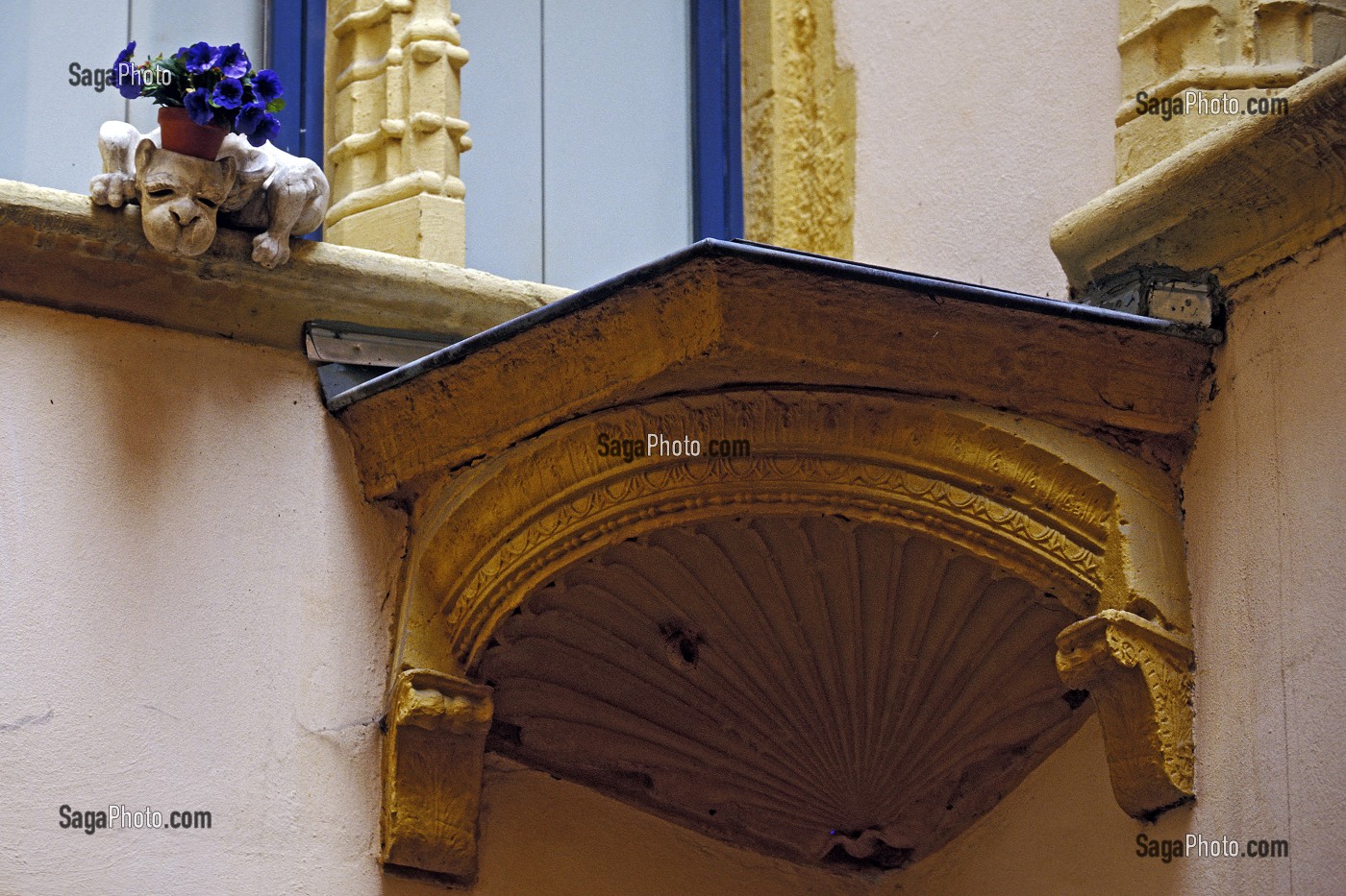 ELEMENT ARCHITECTURAL SITUE RUE ST JEAN DANS LE QUARTIER DU VIEUX LYON, RHONE (69), FRANCE 