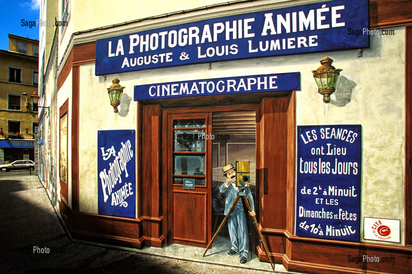 PEINTURE MURALE EN TROMPE L'OEIL REPRESENTANT L'ENTREE D'UN CINEMA ANCIEN 'LA PHOTOGRAPHIE ANIMEE', FRESQUE DES FRERES LUMIERE A LYON, RHONE (69), FRANCE 