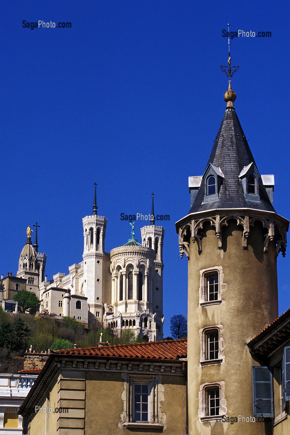 TOURELLE DU VIEUX LYON ET BASILIQUE DE FOURVIERE, VILLE DE LYON, RHONE (69), FRANCE 