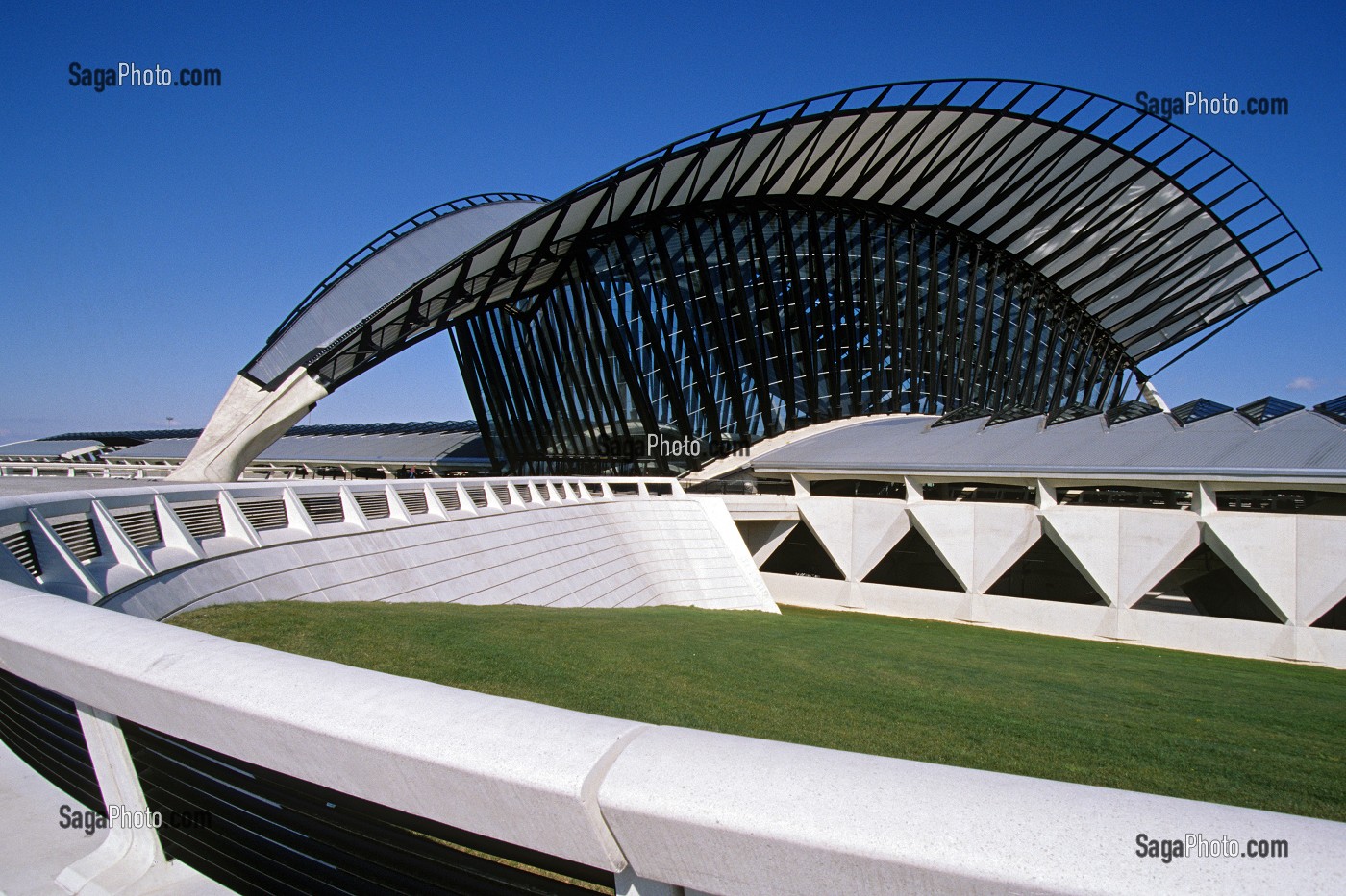 AREOPORT DE LYON-SAINT-EXUPERY ET GARE TGV PAR L'ARCHITECTE SANTIAGO CALATRAVA, LYON, RHONE (69), FRANCE 