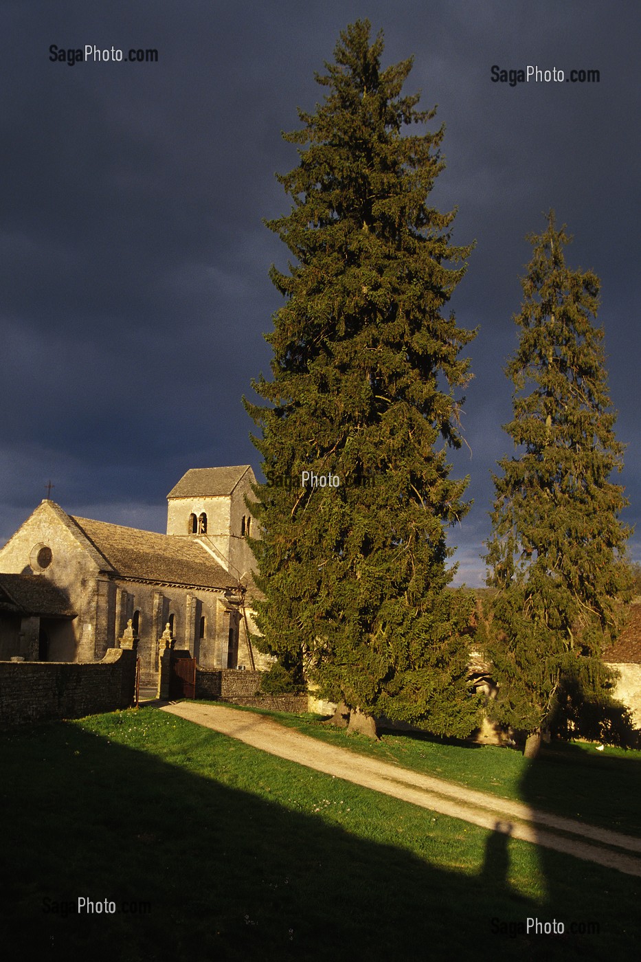 VUE EXTERIEURE DE L'EGLISE D'OZENAY, SAONE-ET-LOIRE (71), FRANCE 