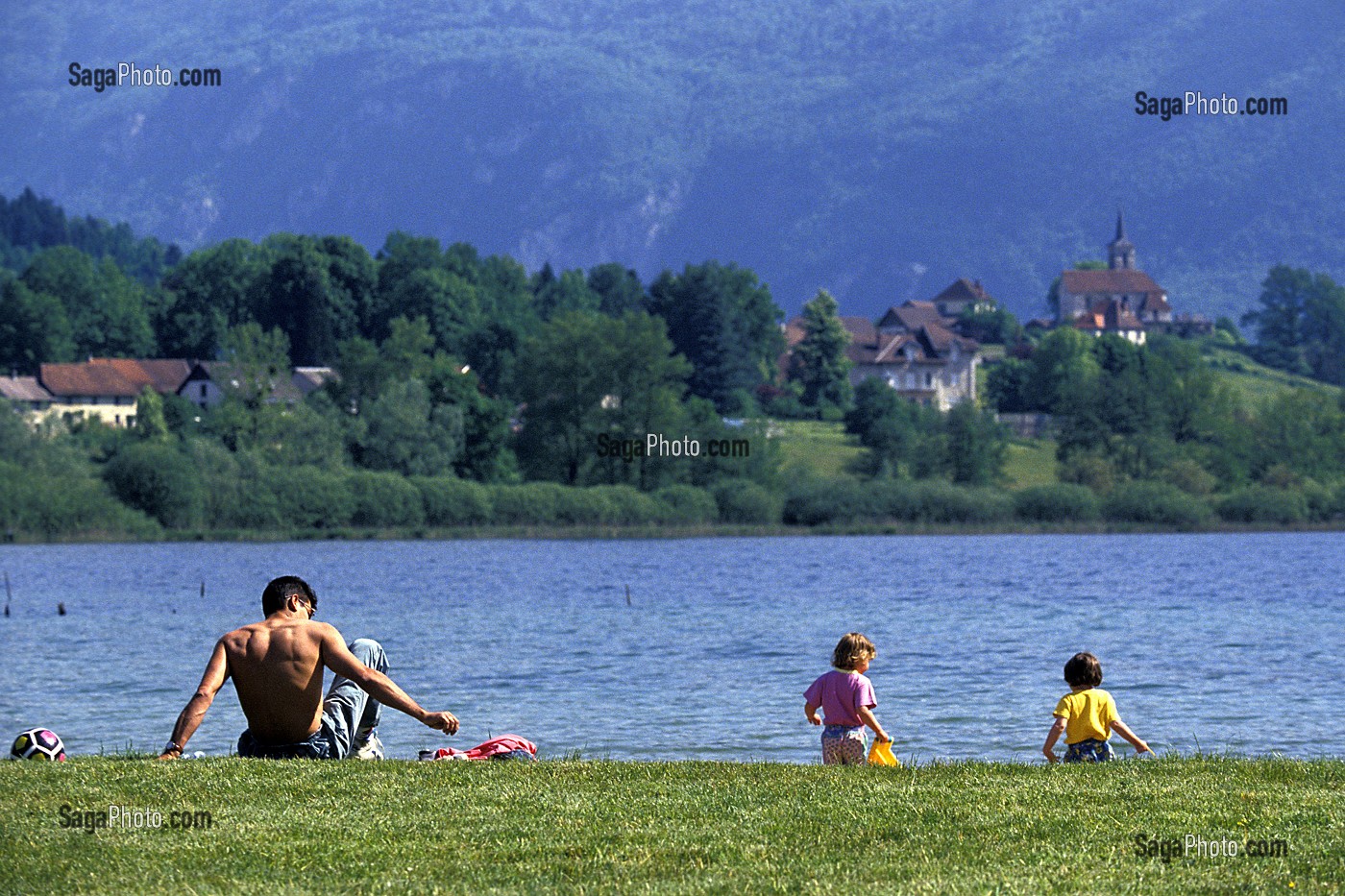 BAIGNADE ET DETENDE AU BORD DU LAC D'AIGUEBELETTE, SAVOIE (73), FRANCE 
