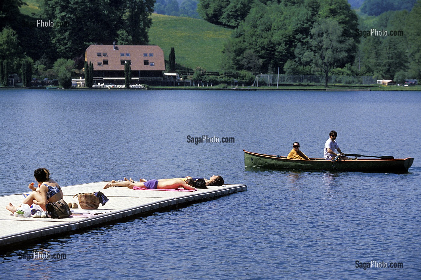 BAINS DE SOLEIL ET BARQUE AU BORD DU LAC D'AIGUEBELETTE, SAVOIE (73), FRANCE 