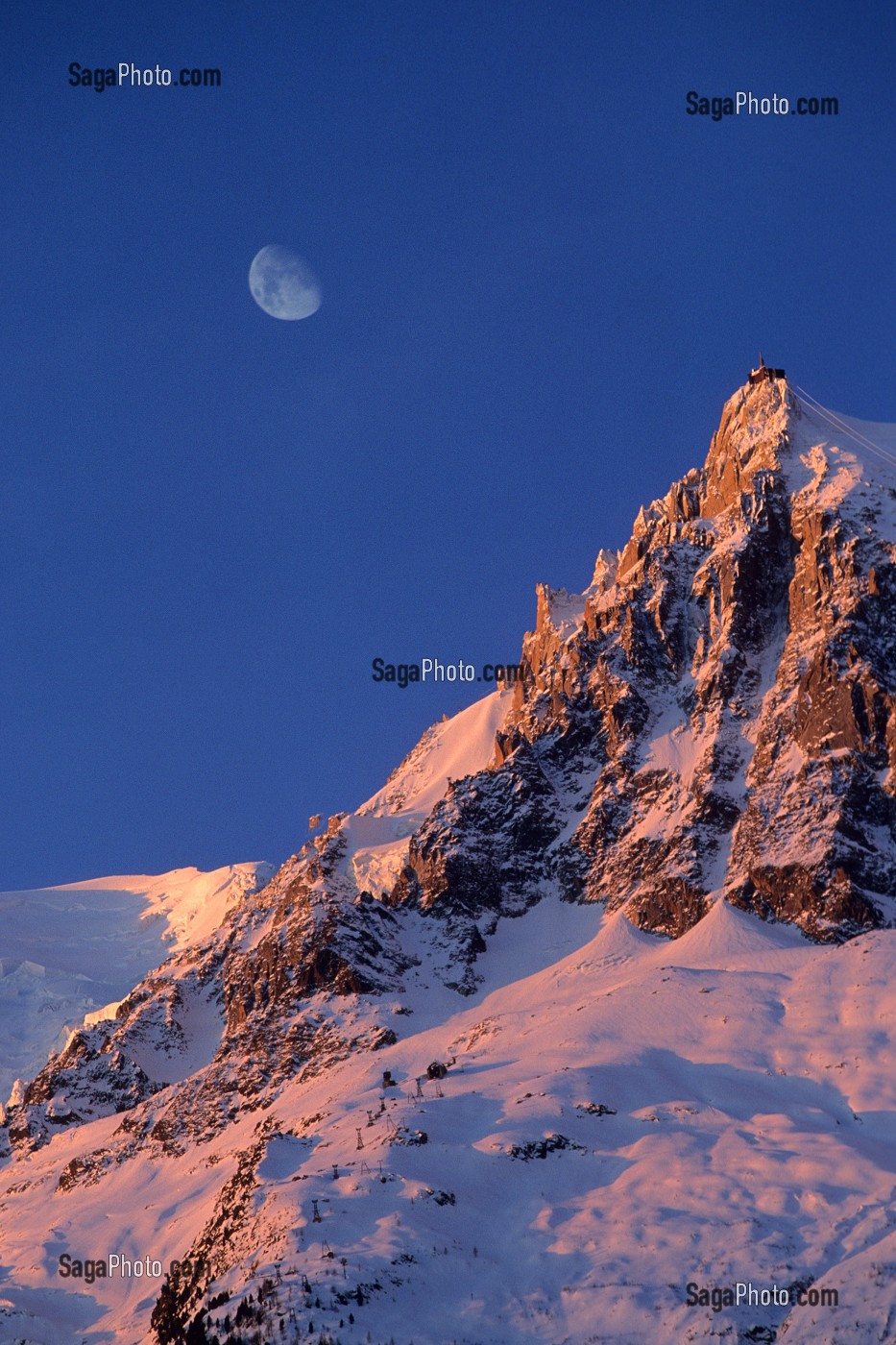LUMIERE DU SOIR SUR L'AIGUILLE DU MIDI, MASSIF DU MONT-BLANC, CHAMONIX, HAUTE-SAVOIE (74), FRANCE 