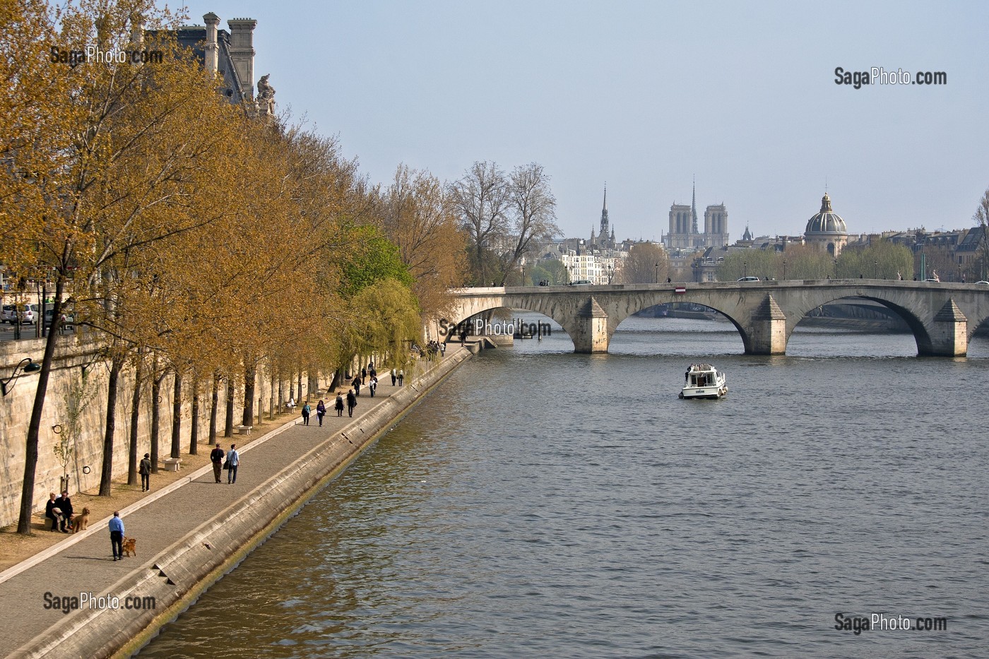 BALADE SUR LES QUAIS DE SEINE, PONT ROYAL, PARIS, FRANCE