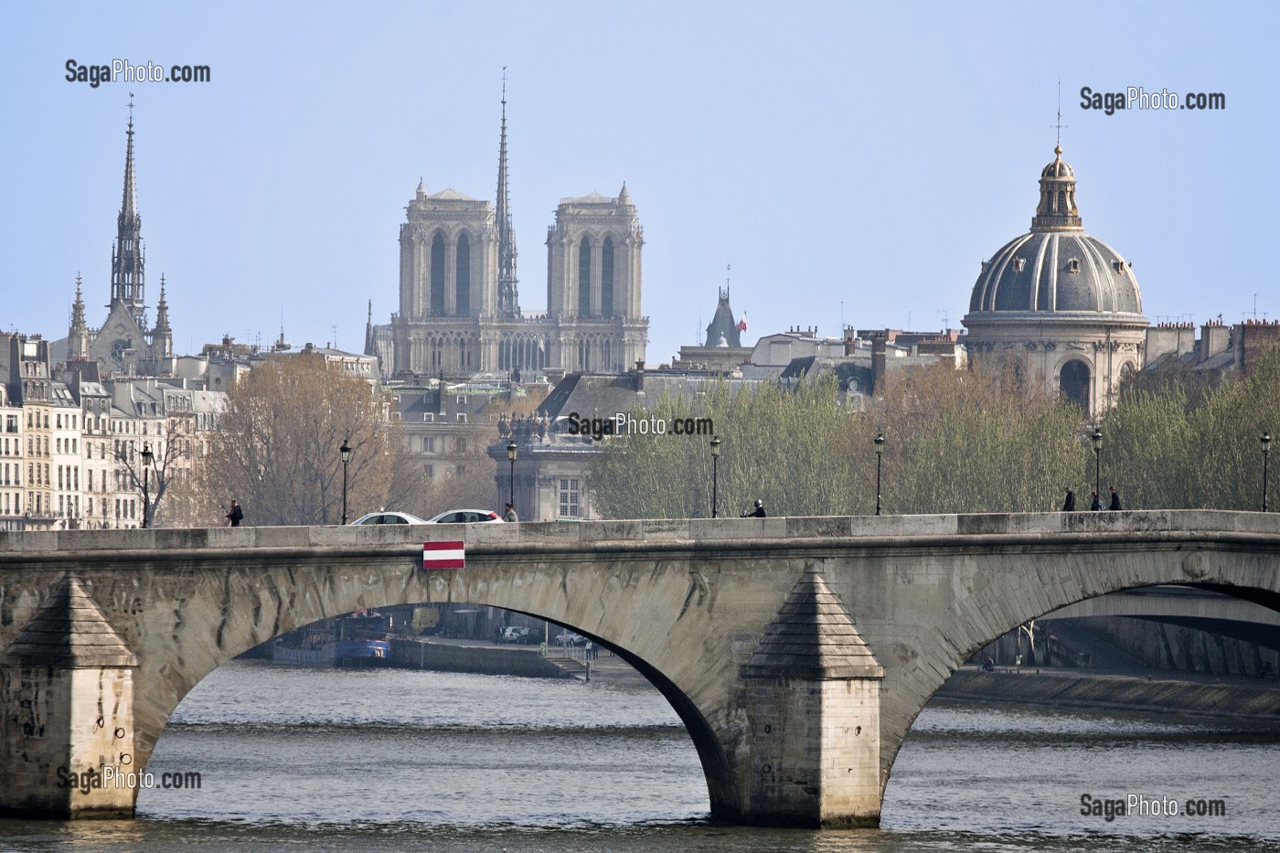 PONT ROYAL, PALAIS DE L'INSTITUT DE FRANCE, CATHEDRALE NOTRE DAME DE PARIS, SAINTE CHAPELLE, PARIS, FRANCE