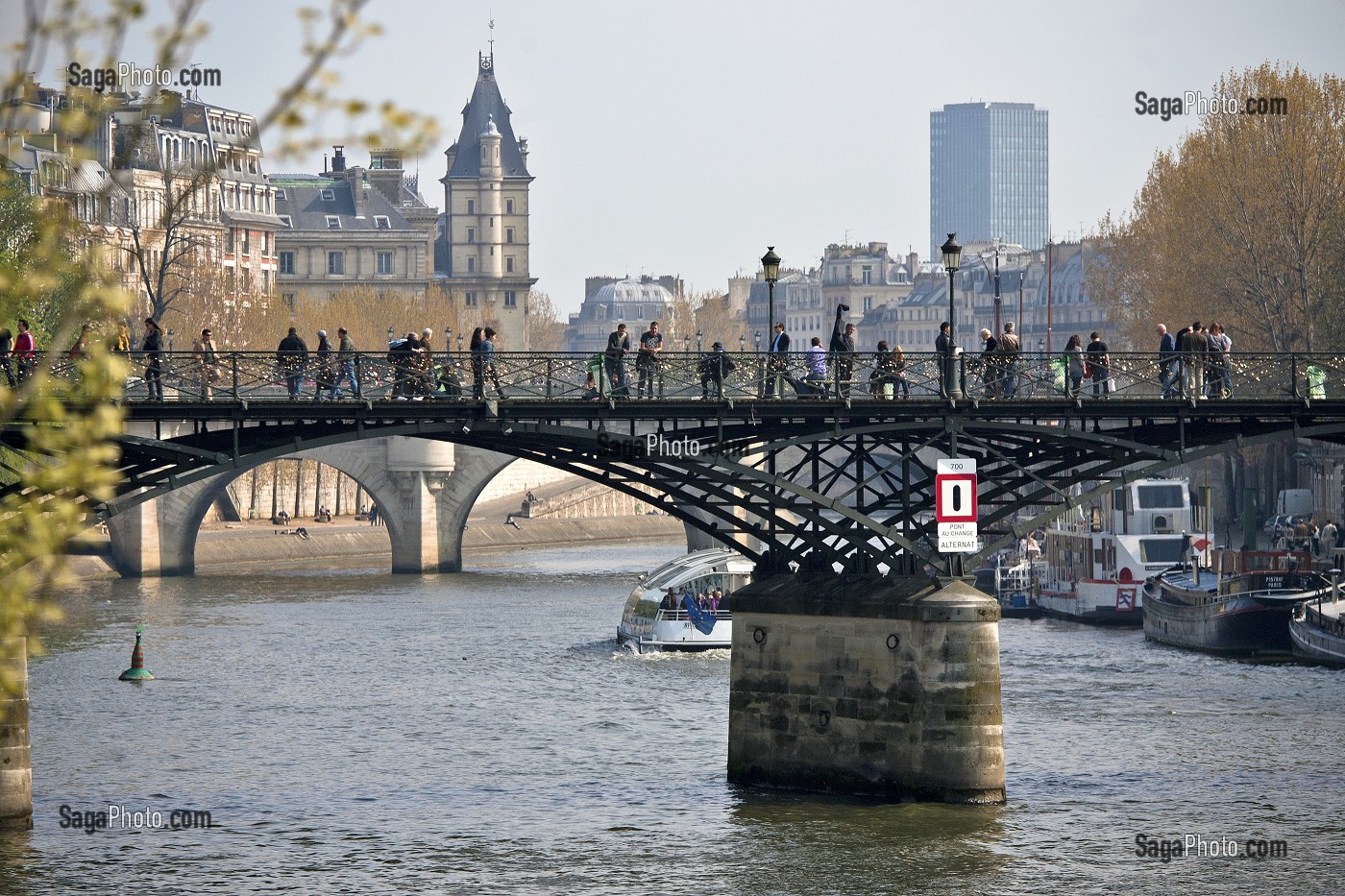 BALADE SUR LE PONT DES ARTS, PARIS (75), FRANCE