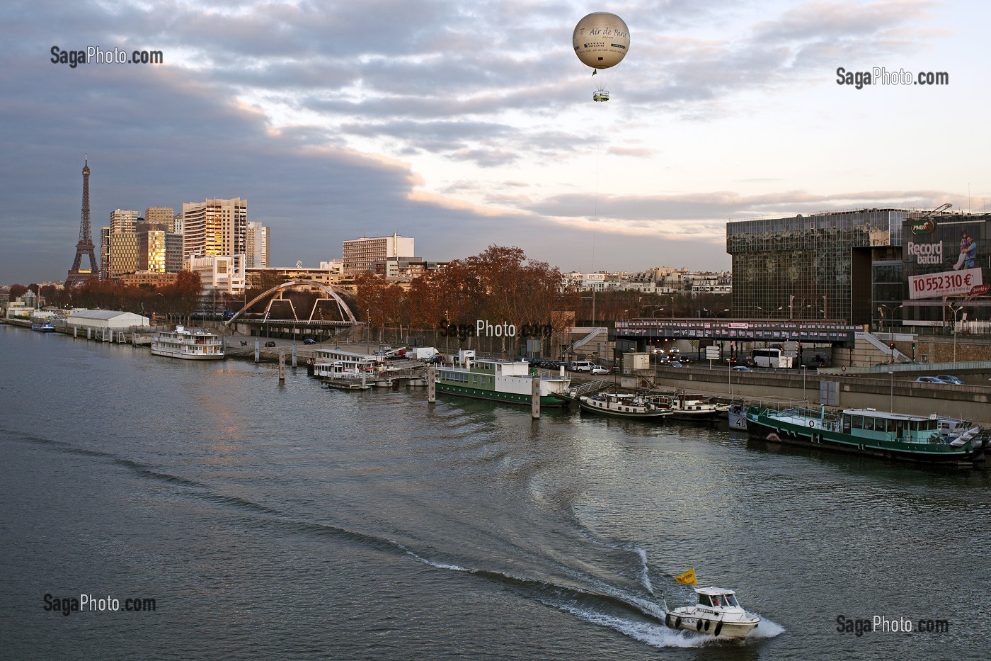 BORD DE SEINE, PARIS, FRANCE 