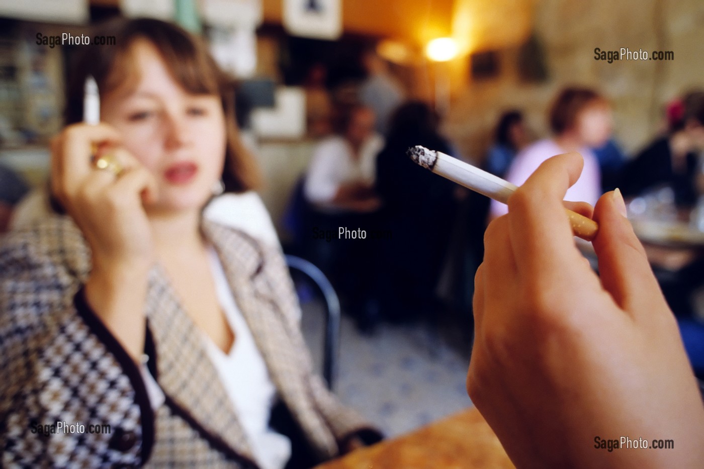 DEUX FUMEUSES DE CIGARETTE DANS UN CAFE PARISIEN (LIEU PUBLIC), PARIS (75), FRANCE 