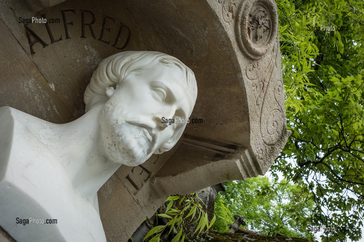 BUSTE DE LA SEPULTURE DE L'ECRIVAIN ALFRED DE MUSSET, CIMETIERE DU PERE-LACHAISE, PARIS 20 EME ARRONDISSEMENT, FRANCE 
