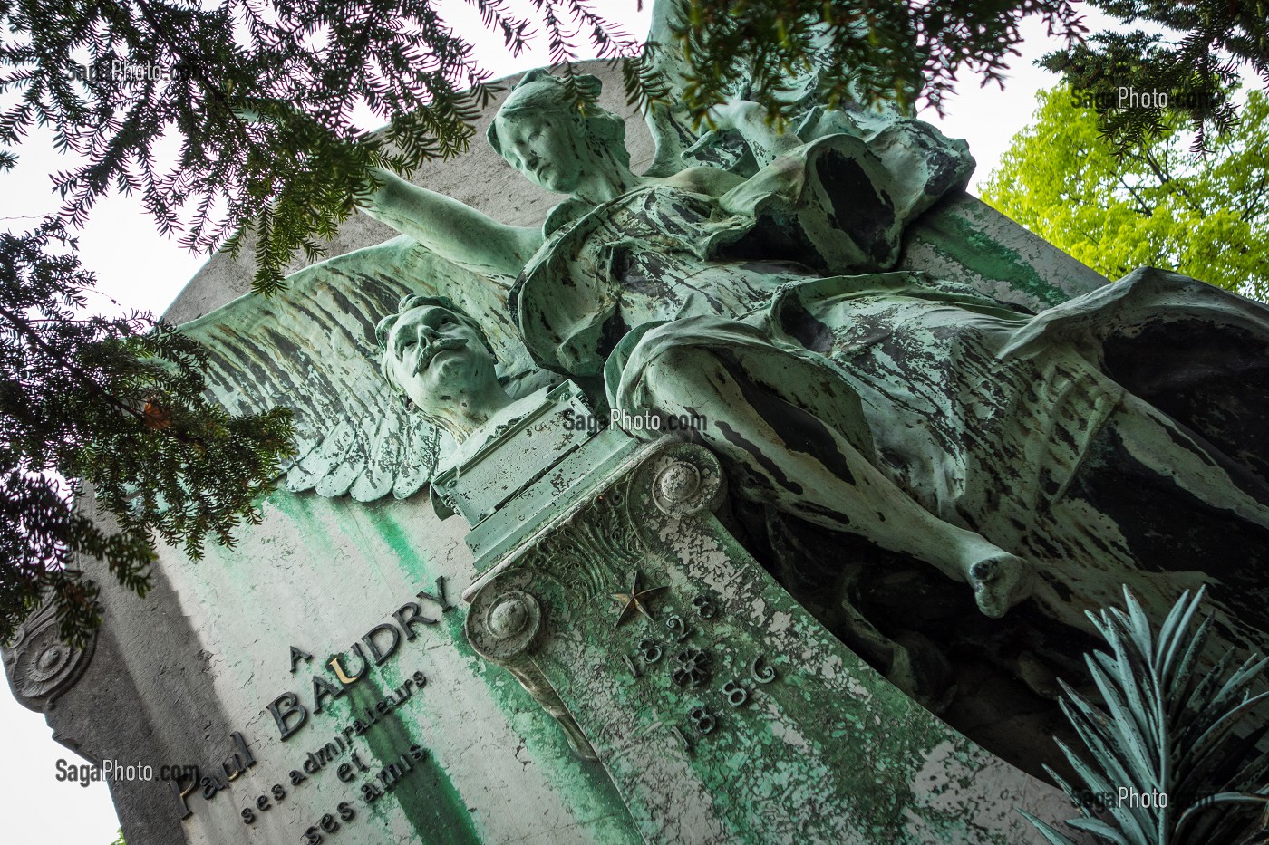 SEPULTURE DU PEINTRE DECORATEUR PAUL BAUDRY, BUSTE REALISE PAR PAUL DUBOIS ET LES STATUES PAR ANTONIN MERCIE, CIMETIERE DU PERE-LACHAISE, PARIS 20 EME ARRONDISSEMENT, FRANCE 