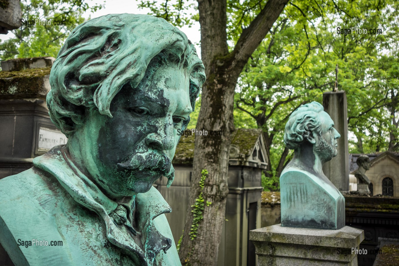 BUSTE DE LA SEPULTURE DU PEINTRE D'HISTOIRE THOMAS COUTURE ET DE L'HOMME POLITIQUE LEDRU-ROLLIN, PERE DU SUFFRAGE UNIVERSEL, CIMETIERE DU PERE-LACHAISE, PARIS 20 EME ARRONDISSEMENT, FRANCE 
