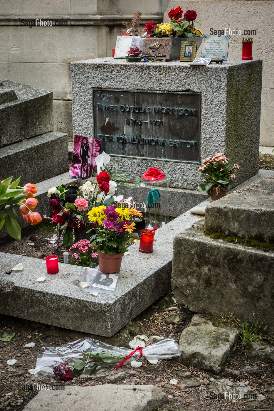 TOMBEAU DU CHANTEUR MYTHIQUE DES DOORS, JIM MORRISON NE JAMES DOUGLAS MORRISON, CIMETIERE DU PERE-LACAHAISE, PARIS 20 EME ARRONDISSEMENT, FRANCE 