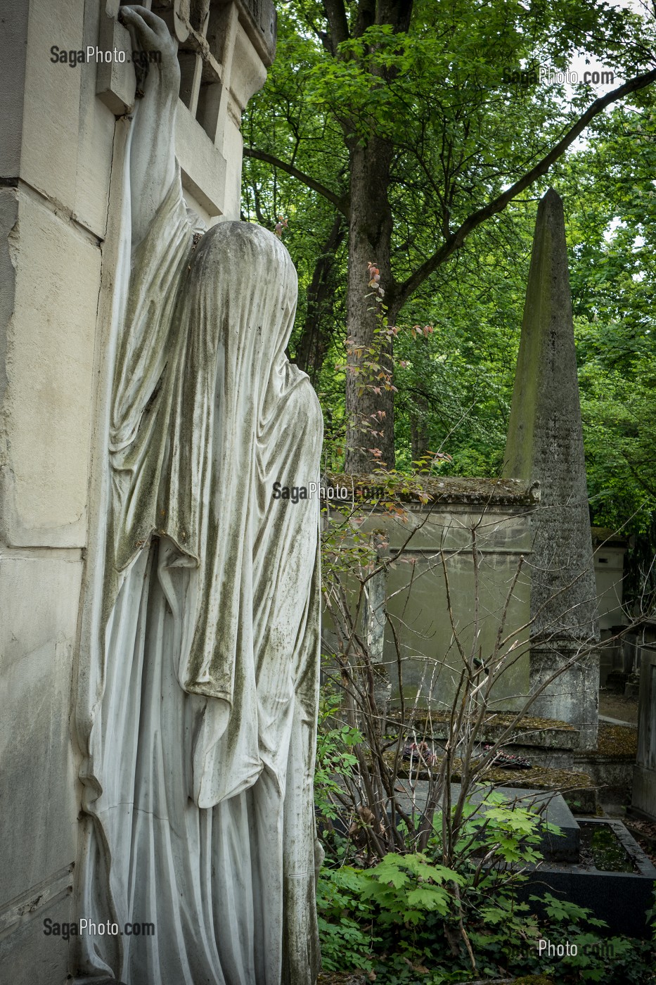 FEMME VOILEE ET PYRAMIDES DE SEPULTURES DU CIMETIERE DU PERE-LACHAISE, PARIS 20 EME ARRONDISSEMENT, FRANCE 