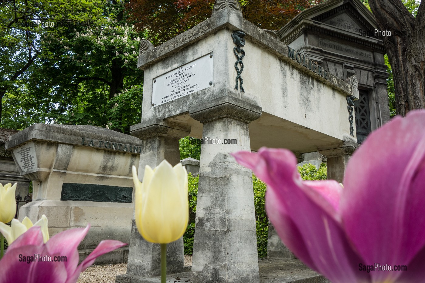TOMBEAUX DES SEPULTURES DE L'AUTEUR DRAMATIQUE ET COMEDIEN JEAN-BAPTISTE POQUELIN, MOLIERE ET DE L'ECRIVAIN JEAN DE LA FONTAINE, CIMETIERE DU PERE-LACHAISE, PARIS 20 EME ARRONDISSEMENT, FRANCE 
