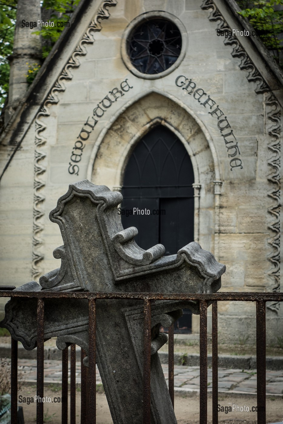 CROIX PENCHEE DEVANT UNE CHAPELLE DU CIMETIERE DU PERE-LACHAISE, PARIS 20 EME ARRONDISSEMENT, FRANCE 