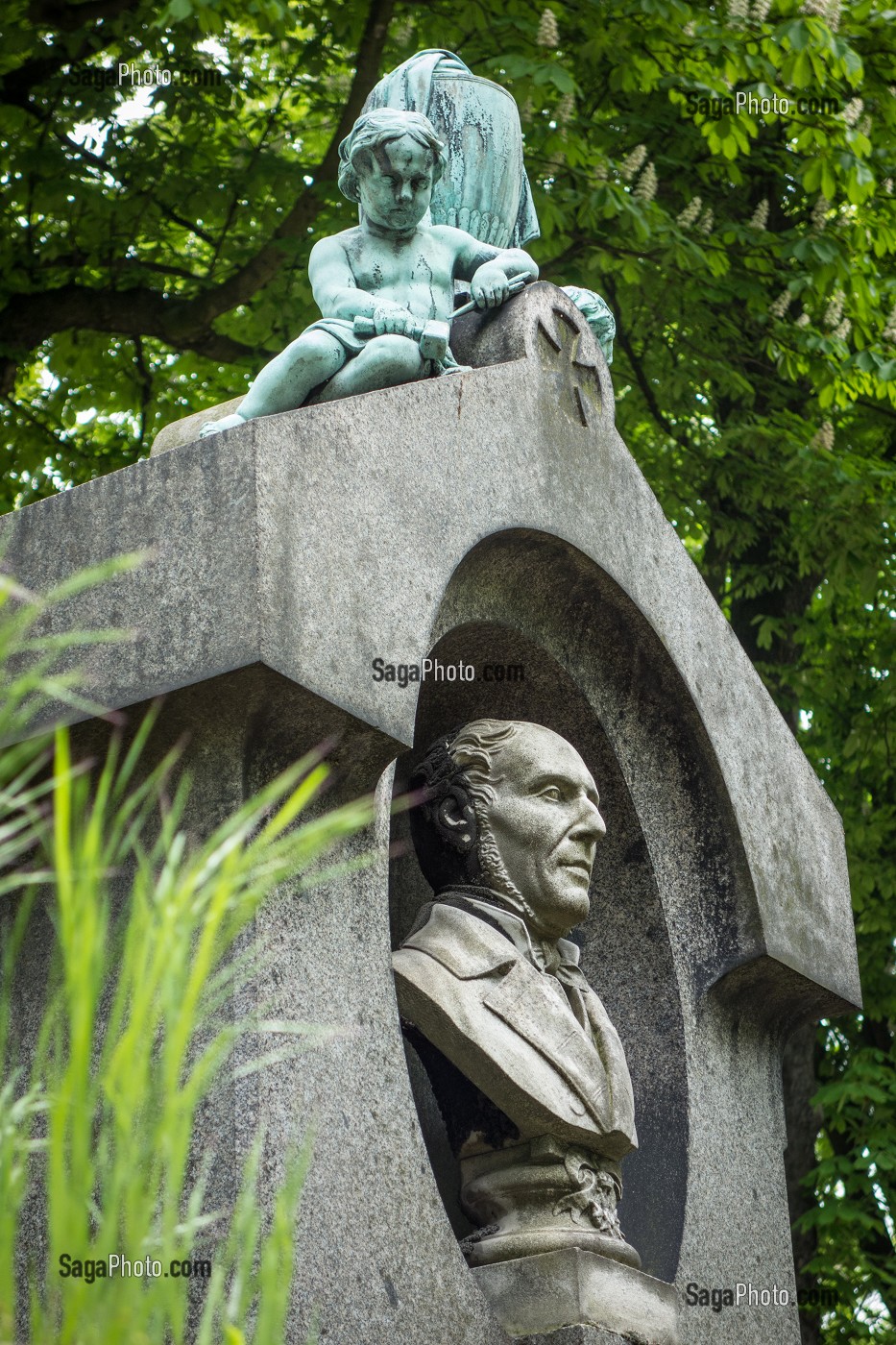 SEPULTURE DU STATUAIRE NICOLAS BRION, CIMETIERE DU PERE-LACHAISE, PARIS 20 EME ARRONDISSEMENT, FRANCE 