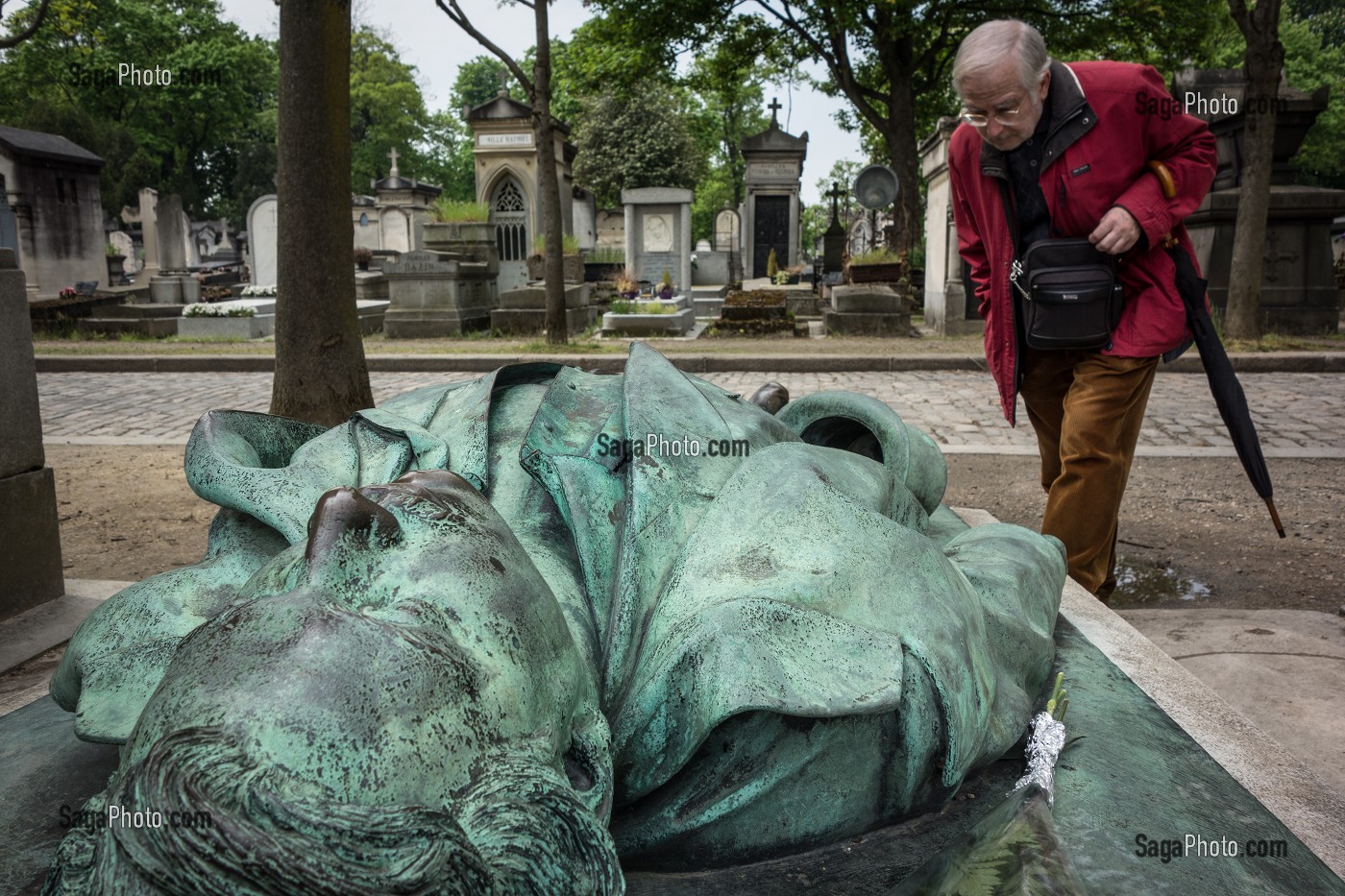 SEPULTURE DU CELEBRE JOURNALISTE VICTOR NOIR ASSASSINE A 21 ANS, BRONZE REALISE PAR JULES DALOU, CIMETIERE DU PERE-LACHAISE, PARIS 20 EME ARRONDISSEMENT, FRANCE 