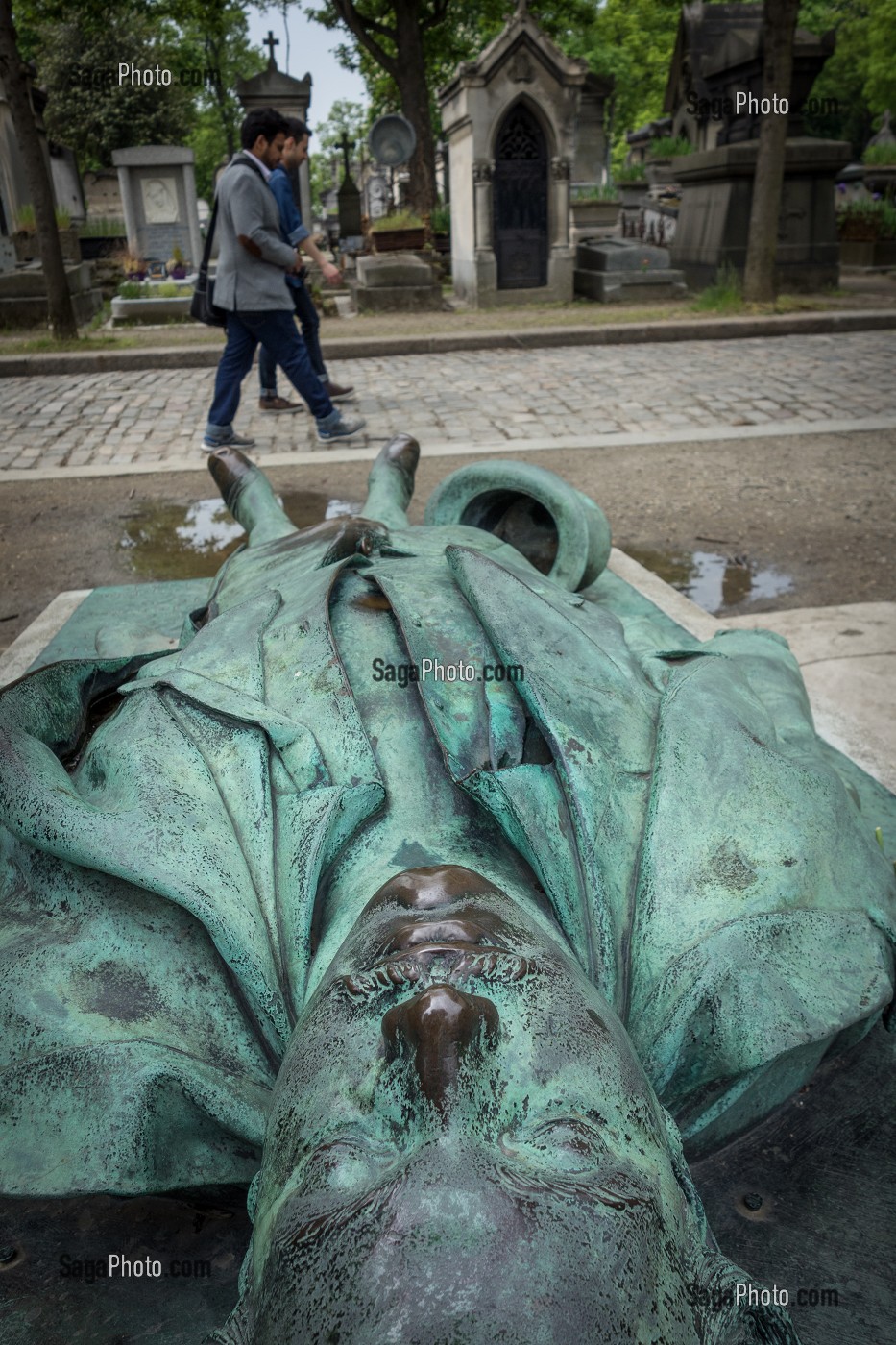 SEPULTURE DU CELEBRE JOURNALISTE VICTOR NOIR ASSASSINE A 21 ANS, BRONZE REALISE PAR JULES DALOU, CIMETIERE DU PERE-LACHAISE, PARIS 20 EME ARRONDISSEMENT, FRANCE 