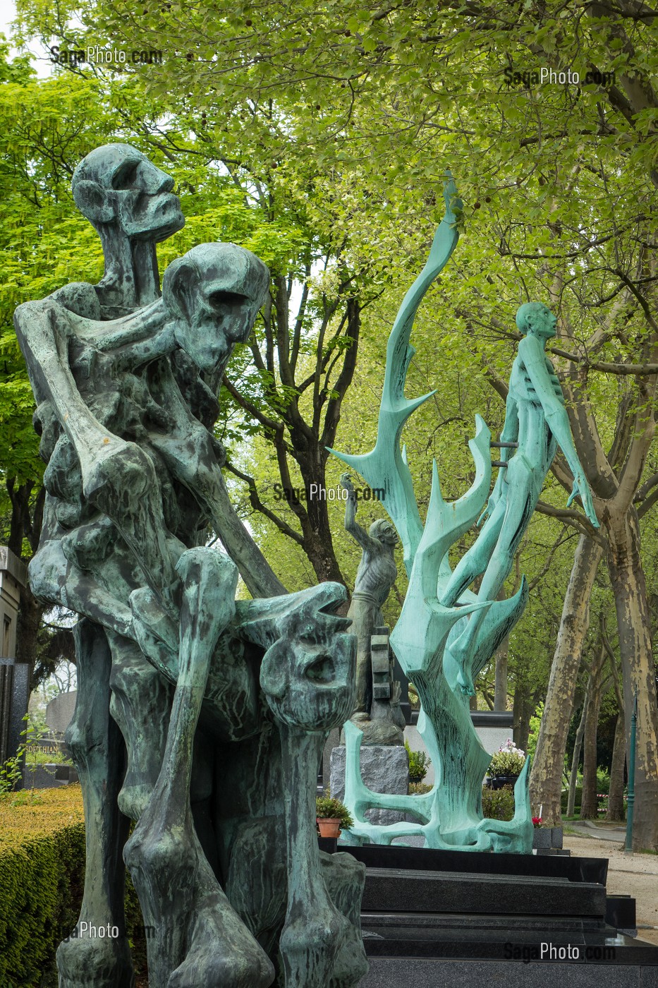 MONUMENT DE BUCHENWALD DORA REALISE PAR LOUIS BANCEL, EN MEMOIRE AUX JUIFS DEPORTES DANS LES CAMPS NAZIS, CIMETIERE DU PERE-LACHAISE, PARIS 20 EME ARRONDISSEMENT, FRANCE 
