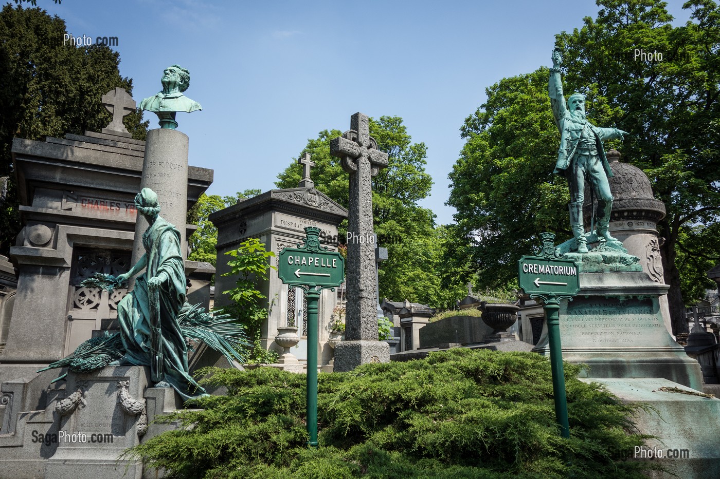 AMBIANCE DE SEPULTURES ET BRONZES DEVANT LES PANNEAUX DE LA CHAPELLE ET DU CREMATORIUM, CIMETIERE DU PERE-LACHAISE, PARIS 20 EME ARRONDISSEMENT, FRANCE 