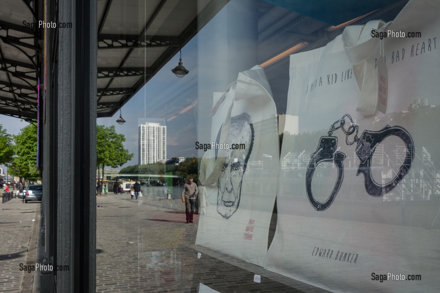 LIBRAIRIE BRANCHEE 'MK DVD LOIRE' SUR LES BORDS DU BASSIN DE LA VILLETTE SUR LE CANAL DE L’OURC, 19 EME ARRONDISSEMENT, PARIS, FRANCE 