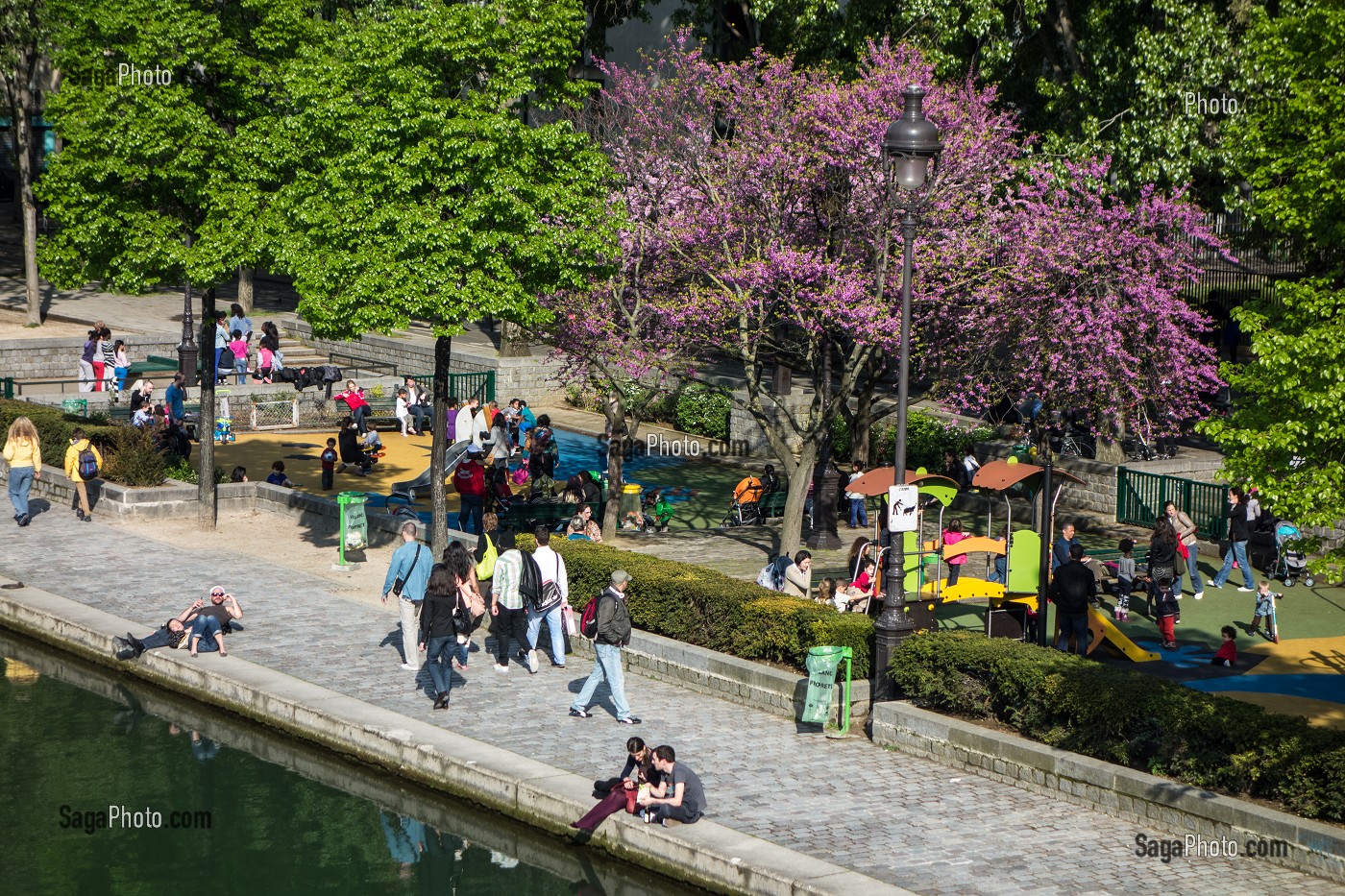 AMBIANCE DETENTE ET AIRE DE JEUX POUR LES ENFANTS SUR LES BORDS DU BASSIN DE LA VILLETTE AU PRINTEMPS, CANAL DE L'OURCQ, 19 EME ARRONDISSEMENT, PARIS, FRANCE 