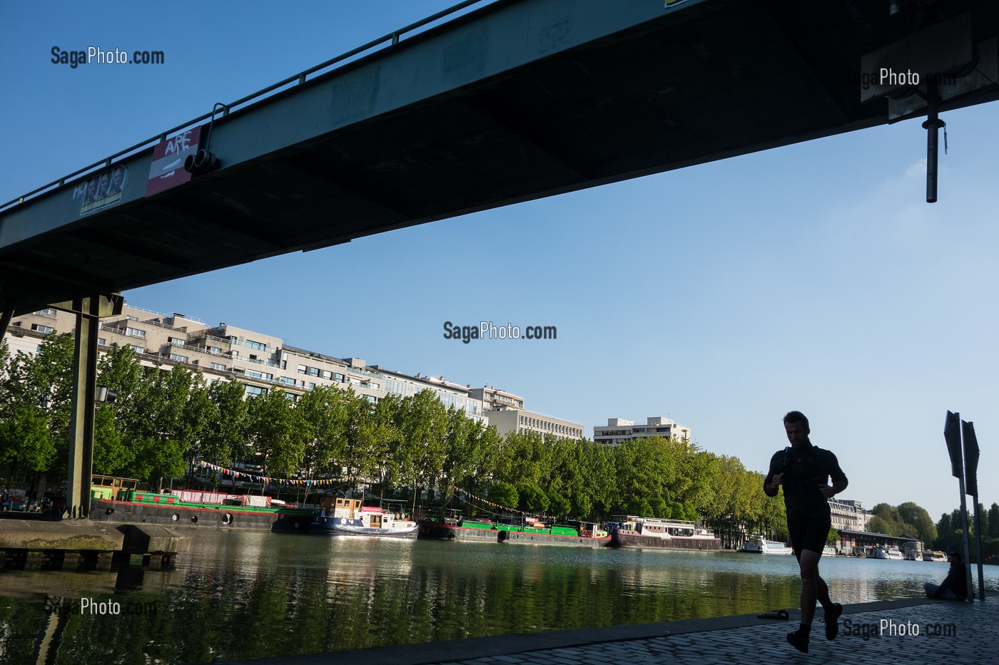 JOGGING DEVANT LES PENICHES, BASSIN DE LA VILLETTE SUR LE CANAL DE L’OURC, 19 EME ARRONDISSEMENT, PARIS, FRANCE 