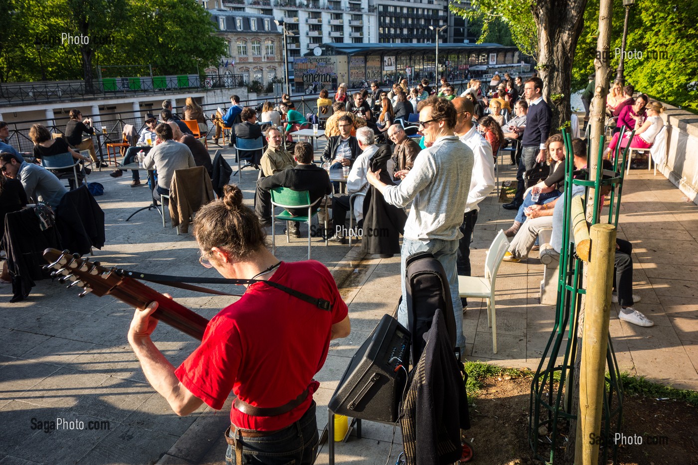 AMBIANCE MUSICALE, BAR ET CAFE CONCERT SUR LE BASSIN DE LA VILLETTE, CANAL DE L'OURCQ, 19 EME ARRONDISSEMENT, PARIS, FRANCE 