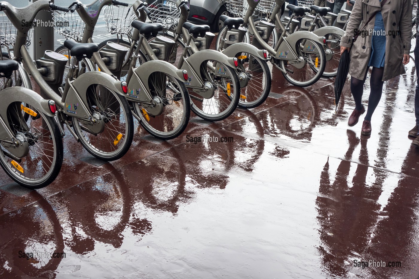 STATION DE VELIB (LOCATION DE VELOS EN LIBRE SERVICE) SOUS LA PLUIE, PARIS, FRANCE 