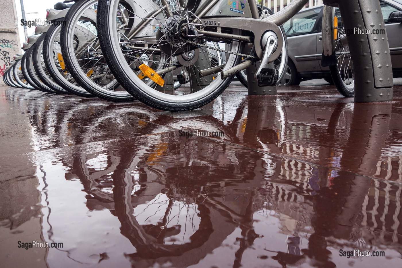 STATION DE VELIB (LOCATION DE VELOS EN LIBRE SERVICE) SOUS LA PLUIE, PARIS, FRANCE 