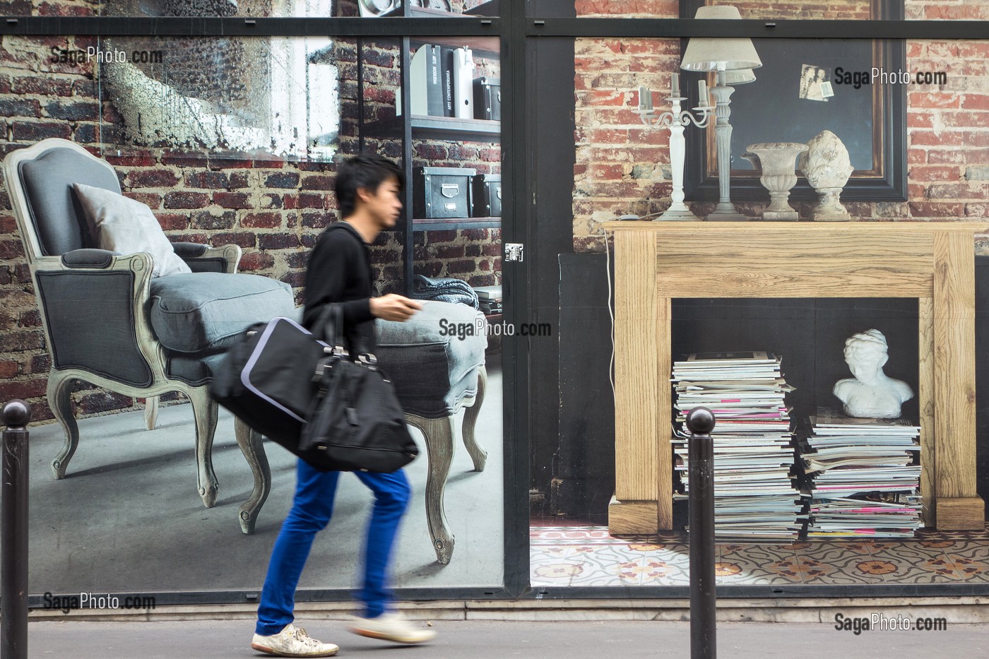 AMBIANCE DE RUE DEVANT UN MAGASIN D'ANTIQUITES, RUE DE CHARENTON, PARIS 12 EME, FRANCE 