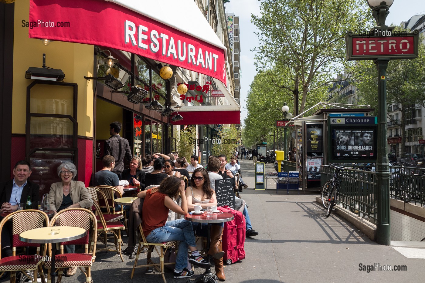 TERRASSE DU RESTAURANT LE ROUGE LIME, STATION DE METRO CHARONNE, RUE DE CHARONNE, PARIS 12 EME, FRANCE 