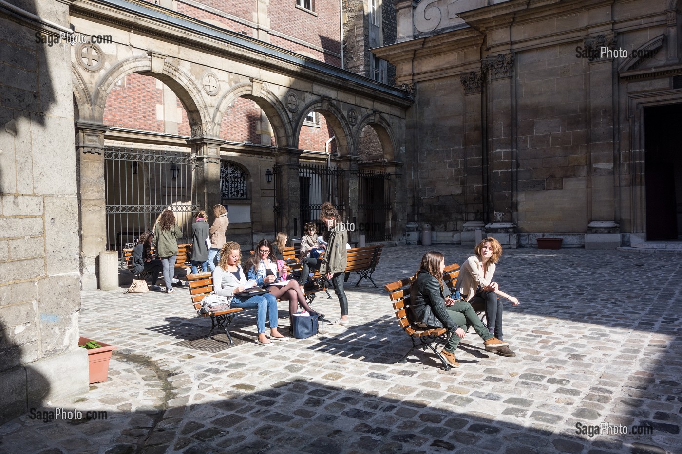 JEUNES FILLES DANS LA COUR DE L'ECOLE DE L'INSTITUT CATHOLIQUE SAINT-JOSEPH-DES-CARMES, 6EME ARRONDISSEMENT, PARIS, FRANCE 