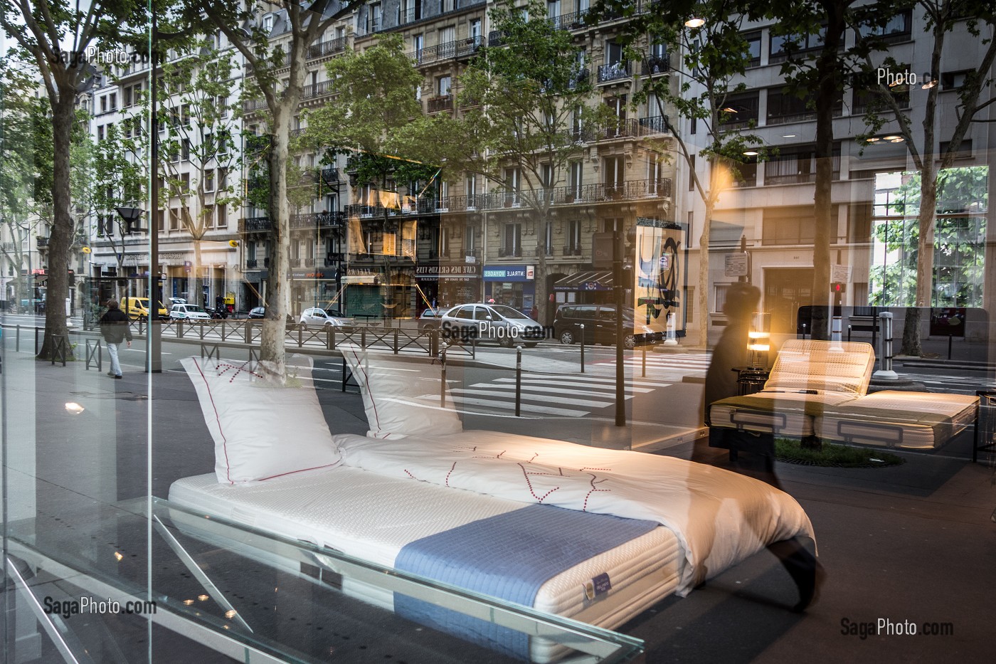 LA VILLE EN VITRINE D'UN MAGASIN DE LITERIE, BOULEVARD DU MONTPARNASSE, 6ME ARRONDISSEMENT, PARIS, FRANCE 