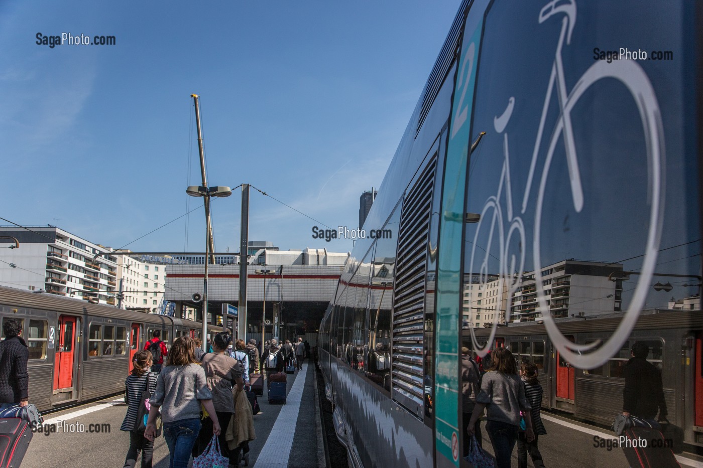 VOYAGEURS SUR LE QUAI DE LA GARE MONTPARNASSE-VAUGIRARD, PARIS 15EME, FRANCE 