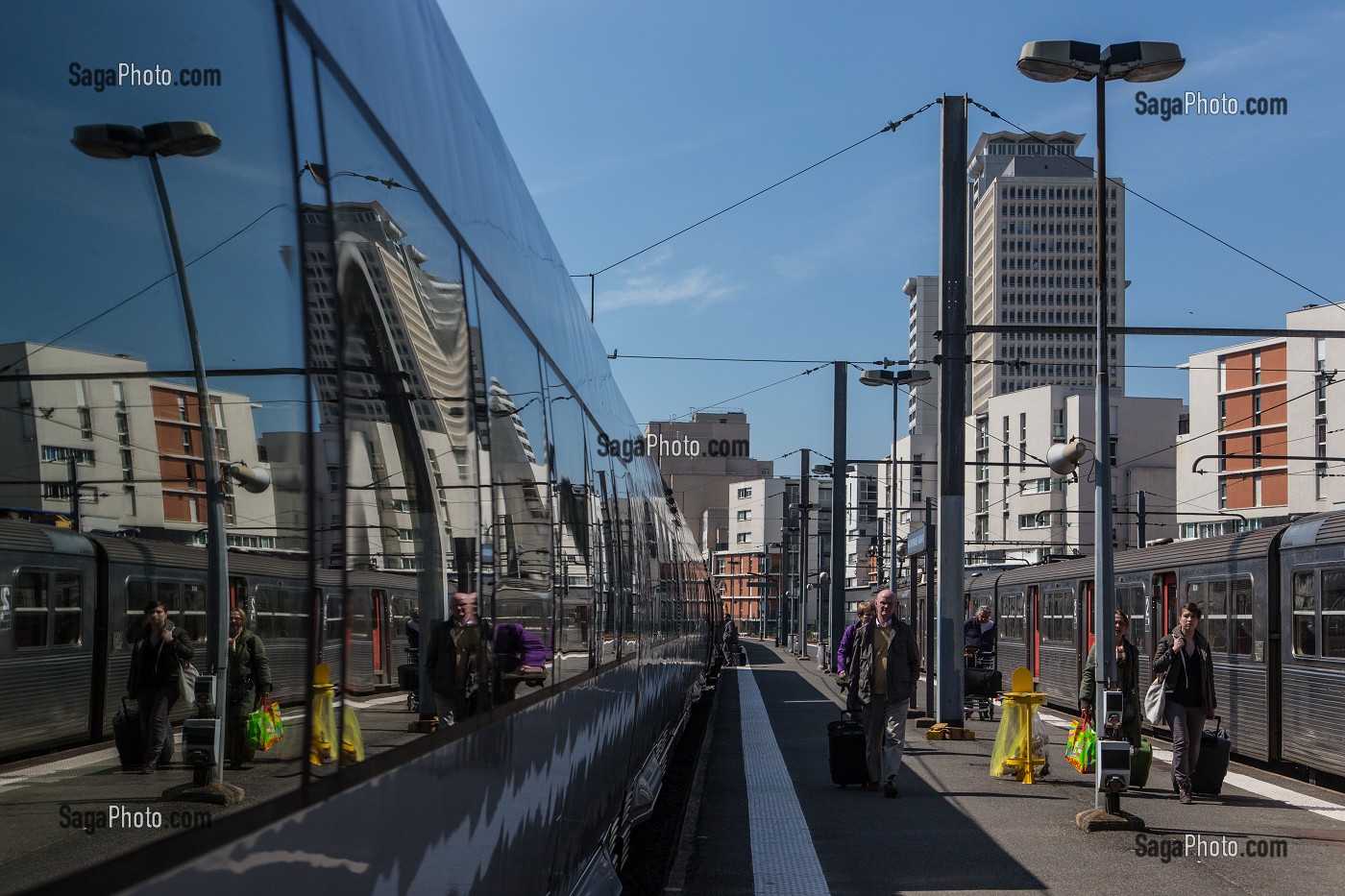 VOYAGEURS SUR LE QUAI DE LA GARE MONTPARNASSE-VAUGIRARD, PARIS 15EME, FRANCE 