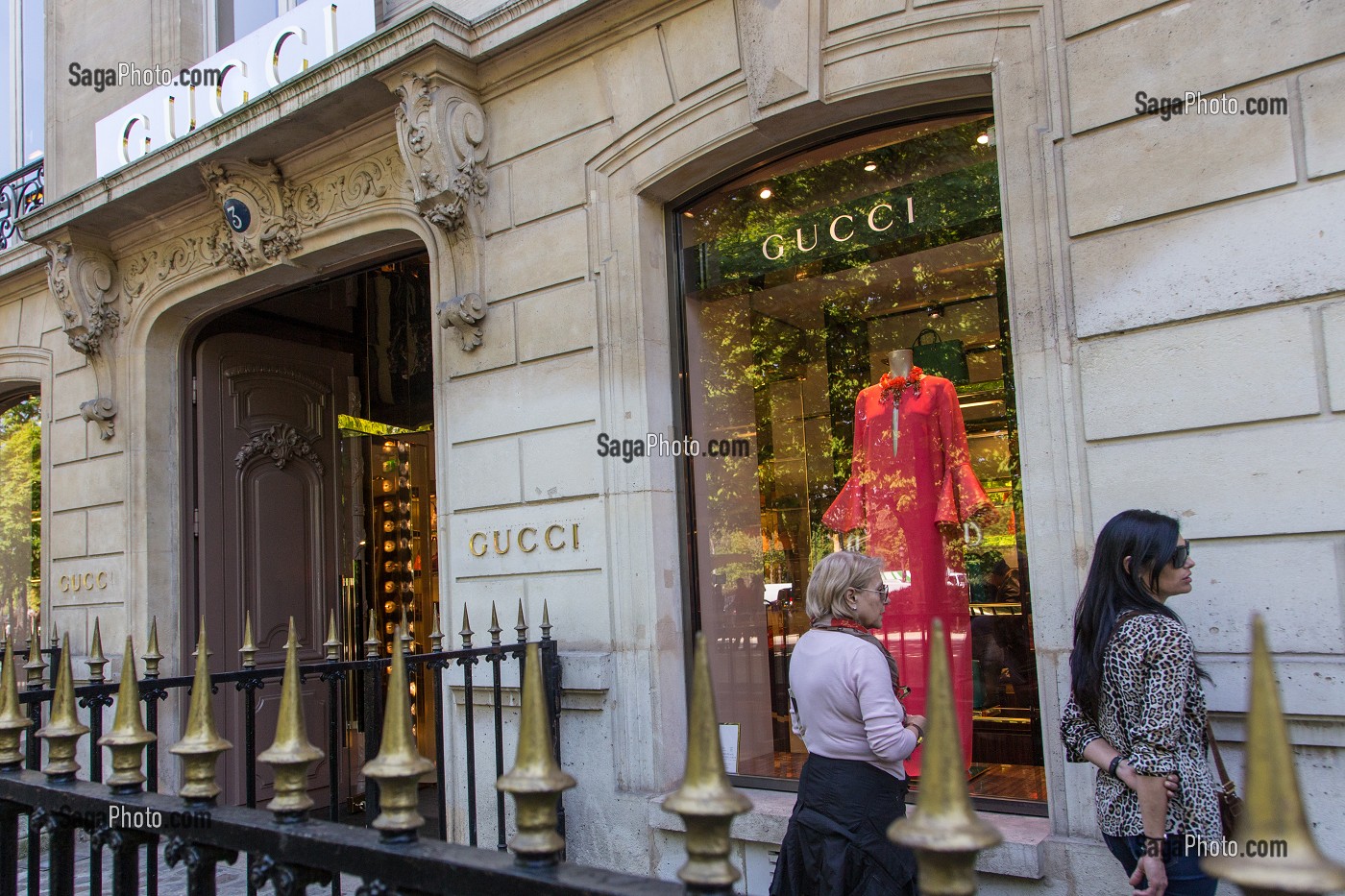 FEMMES DEVANT LA VITRINE DU MAGASIN DE LA MARQUE GUCCI, AVENUE MONTAIGNE, 8EME ARRONDISSEMENT, PARIS, FRANCE 