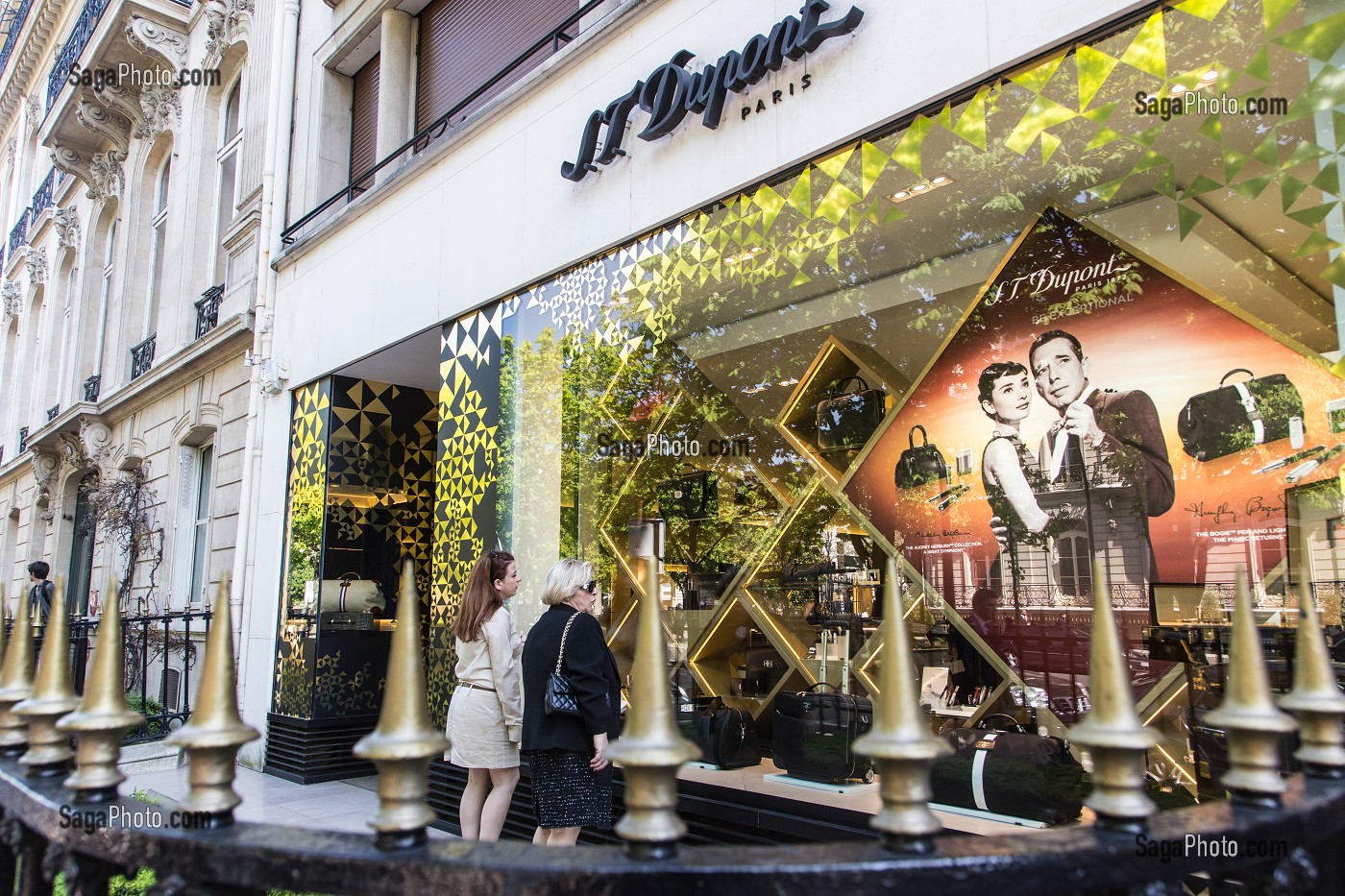FEMMES DEVANT LA VITRINE DU MAGASIN DE LA MARQUE S.T. DUPONT, AVENUE MONTAIGNE, 8EME ARRONDISSEMENT, PARIS, FRANCE 