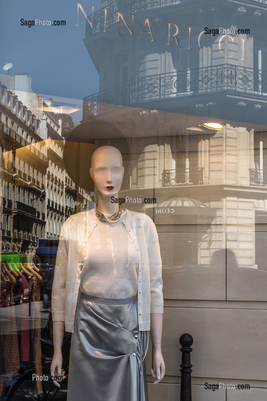 REFLET DE LA VITRINE DE LA MAISON NINA RICCI, AVENUE MONTAIGNE, 8EME ARRONDISSEMENT, PARIS, FRANCE 