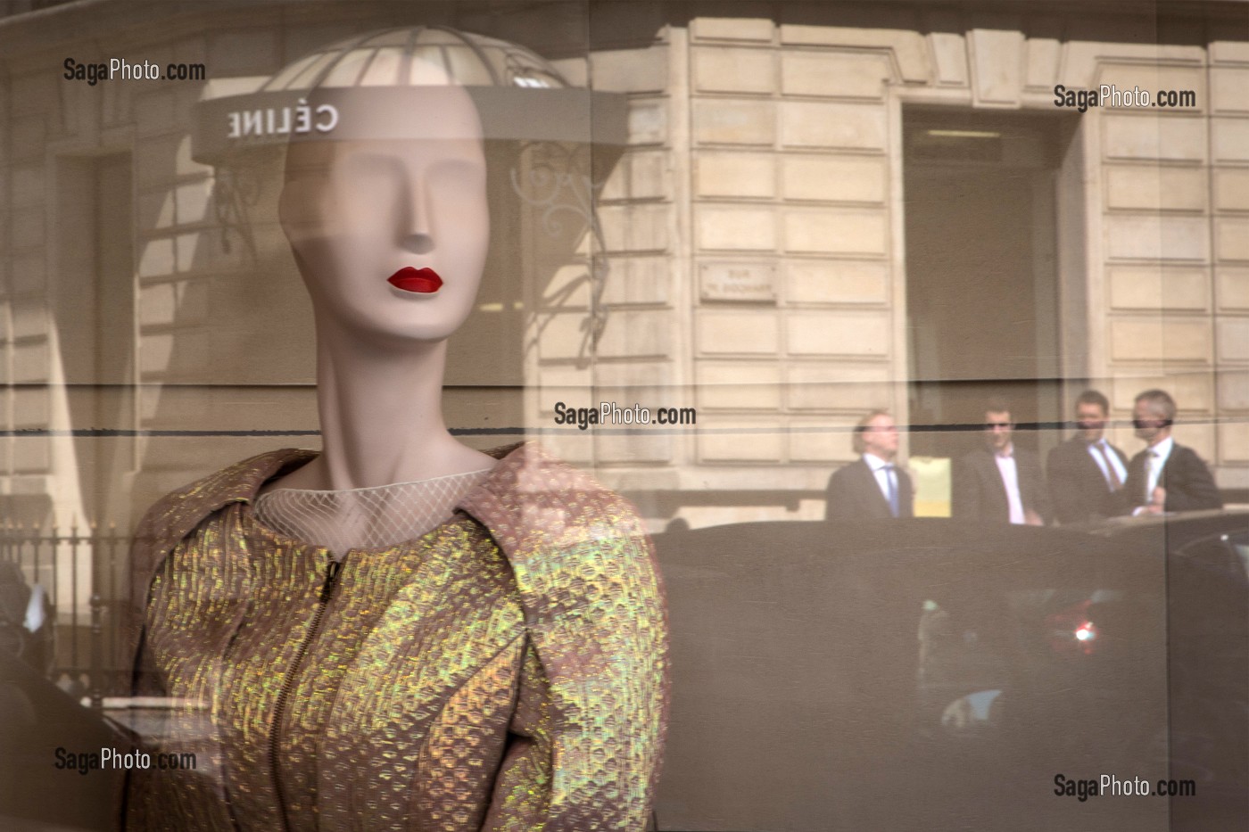 REFLET DE LA VITRINE DE LA MAISON NINA RICCI, AVENUE MONTAINE, 8EME ARRONDISSEMENT, PARIS, FRANCE 