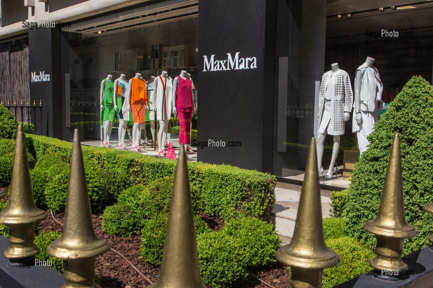 VITRINE DE LA BOUTIQUE MAX MARA, AVENUE MONTAIGNE, 8EME ARRONDISSEMENT, PARIS, FRANCE 