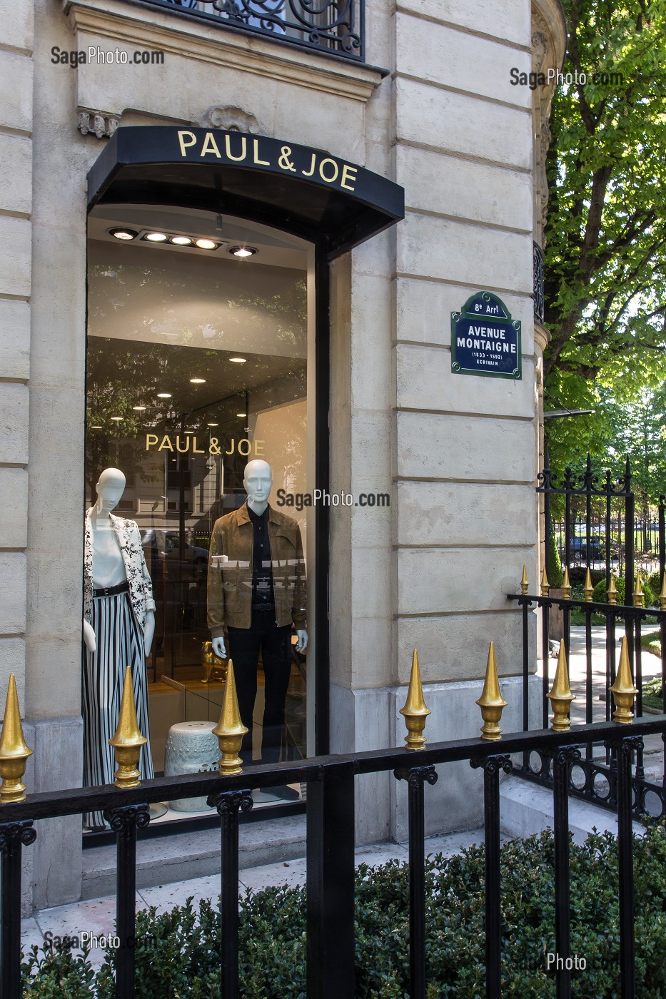 VITRINE PAUL & JOE, AVENUE MONTAIGNE, 8EME ARRONDISSEMENT, PARIS, FRANCE 