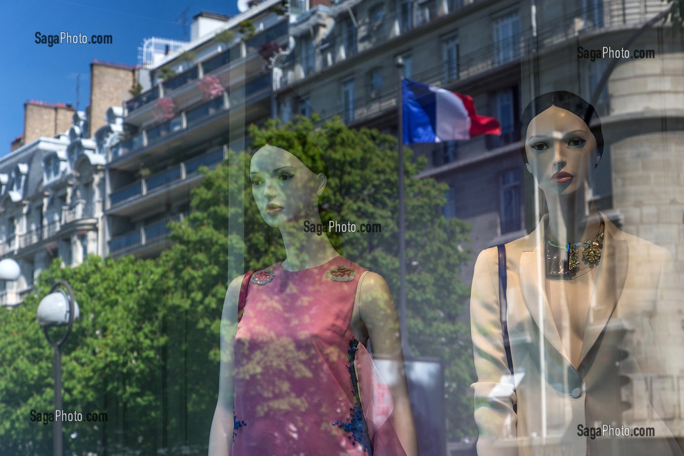 MANNEQUINS ET DRAPEAU FRANCAIS EN REFLET DANS LA VITRINE DIOR, RUE FRANCOIS 1ER, 8EME ARRONDISSEMENT, PARIS, FRANCE 