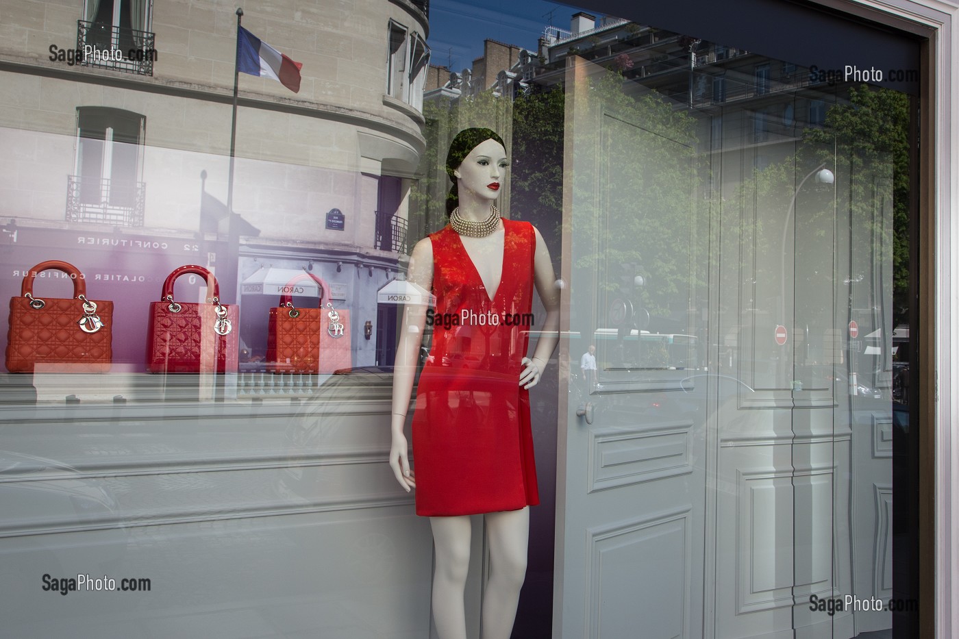 SACS ROUGES ET MANNEQUIN AVEC UN DRAPEAU FRANCAIS EN REFLET DANS LA VITRINE DIOR, RUE FRANCOIS 1ER, 8EME ARRONDISSEMENT, PARIS, FRANCE 