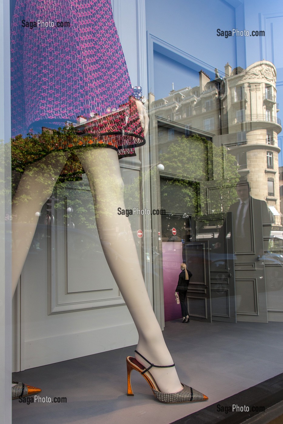 JAMBES D'UN MANNEQUIN ET REFLETS DANS LA VITRINE DIOR, RUE FRANCOIS 1ER, 8EME ARRONDISSEMENT, PARIS, FRANCE 